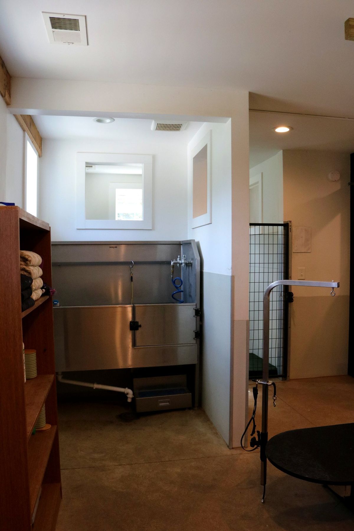 The bathing tub and grooming station