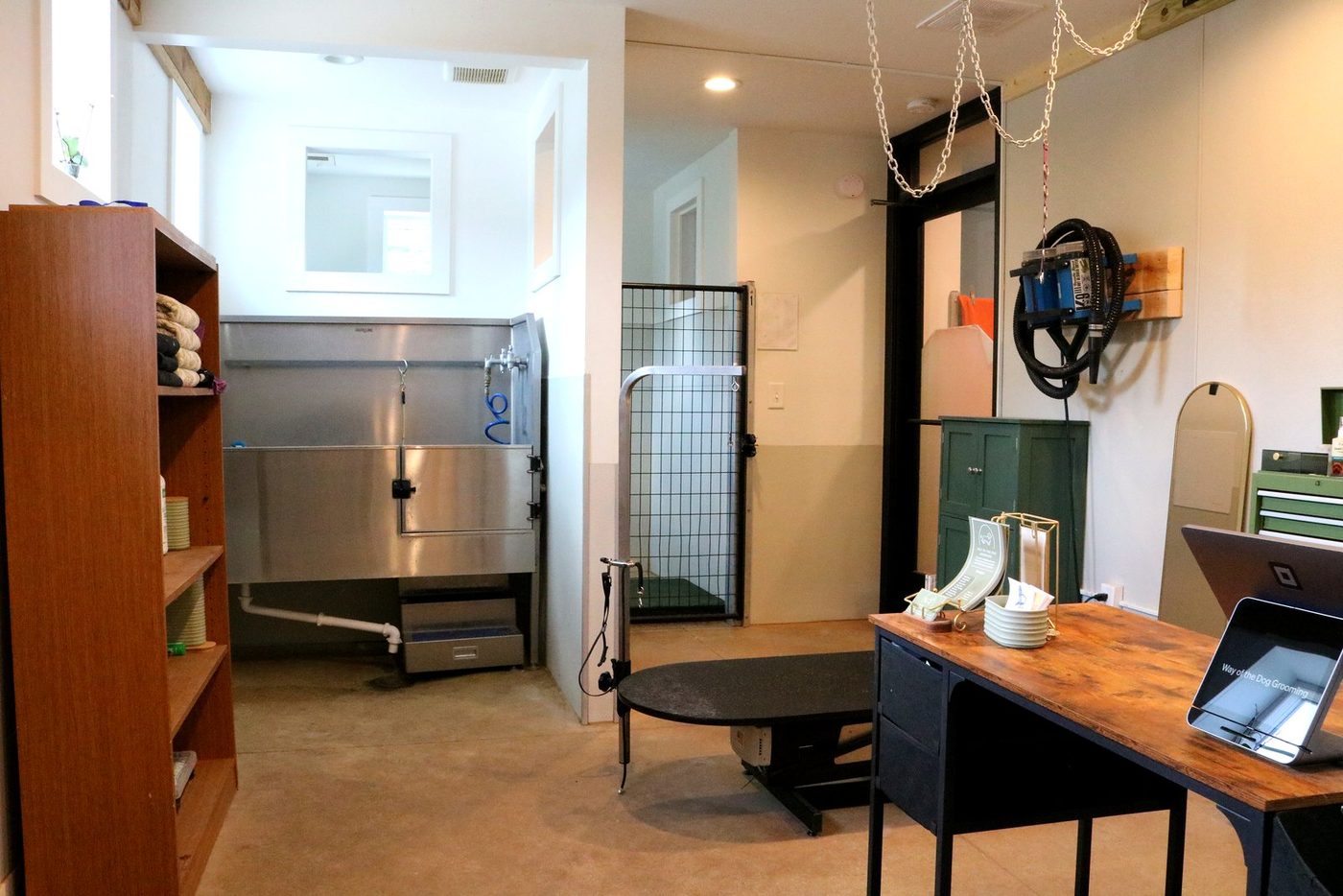 The grooming room, with the bathing tub and desk
